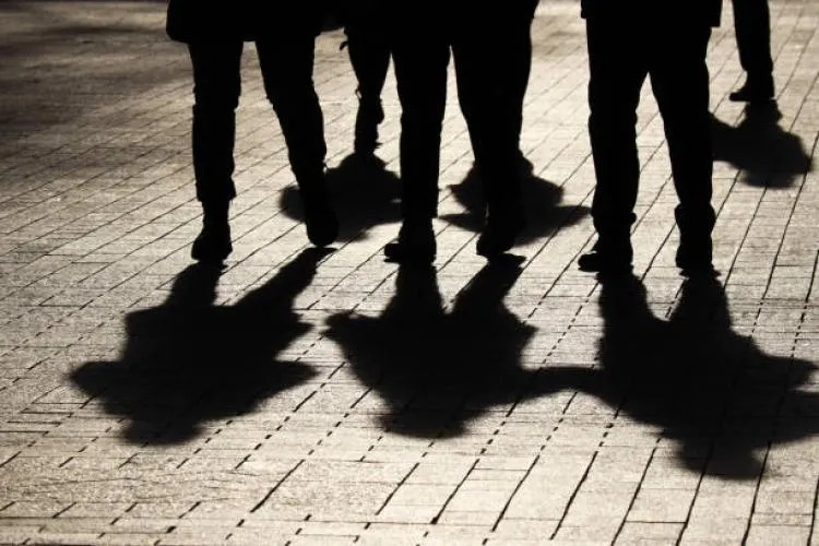 Cluj: o gașcă de adolescenți terorizează un cartier, locuitorii se plâng de gălăgie, înjurături și gunoaie