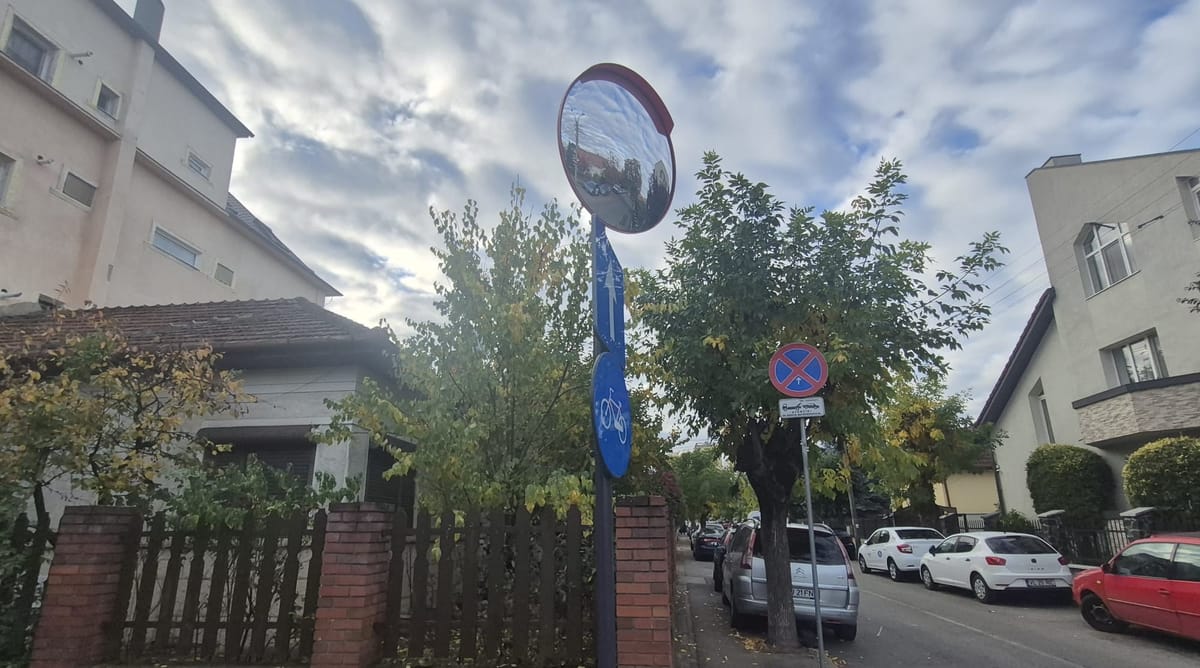Cluj: o oglindă rutieră orientată greșit la o intersecție, șoferii nu văd mașinile care vin din dreapta