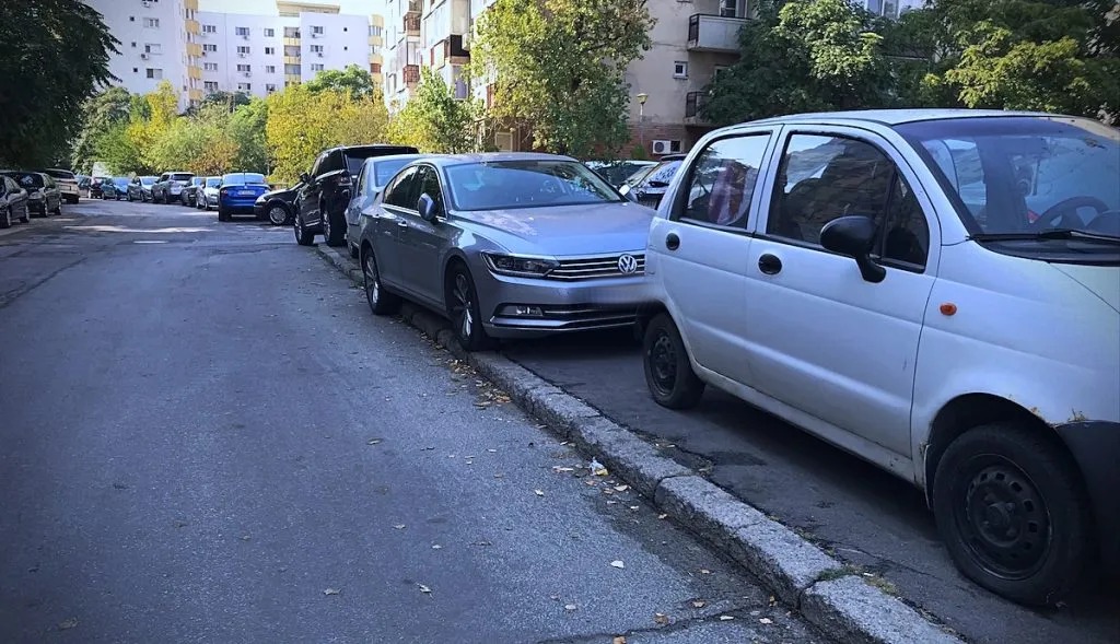 Cluj: o stradă sufocată de mașini parcate pe ambele părți. „Hârtiile în geam nu rezolvă problema