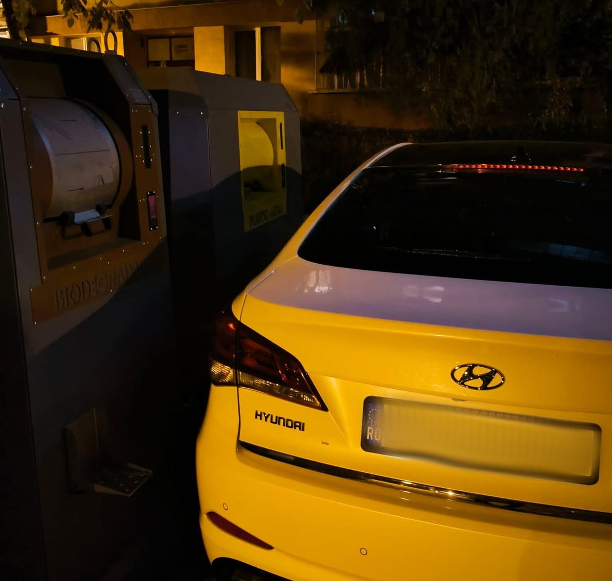 Cluj: șofer blochează accesul vecinilor la gunoi parcând în fața ghenelor