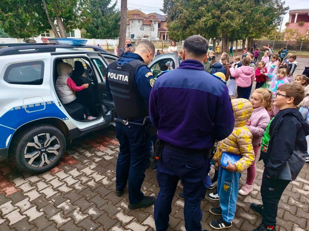 Cluj: polițiștii din Câmpia Turzii au vorbit cu 110 elevi despre pericolele din trafic și de pe trotinetă