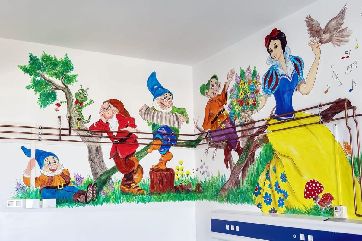 Cluj: saloanele de Ortopedie Pediatrică au fost pictate ca în basme, de o colegă din timpul liber
