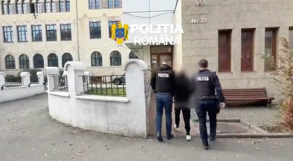 Cluj: scandalagiu arestat după ce a strâns de gât un om de 61 de ani și a spart ușa unui vecin