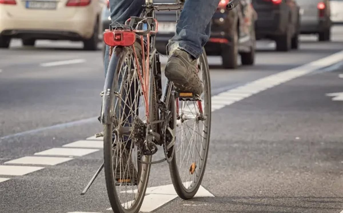Cluj: șinele de tramvai devin alunecoase pe ploaie, avertizează polițiștii pentru bicicliști și trotinetiști