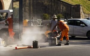Cluj: șoferii, exasperați de lucrările de pe o stradă: „Au lucrat toată vara, iar acum o iau de la capăt