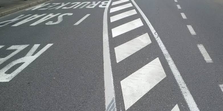 Cluj: șoferii nu știu dacă pot face dreapta de pe o bandă, iar benzile ar trebui retrasate