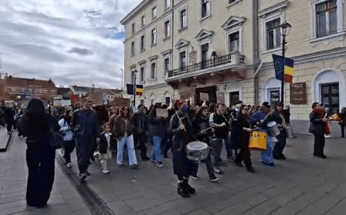 Cluj: sute de oameni au ieșit în stradă la Marșul pentru Siguranța Femeilor împotriva violenței domestice