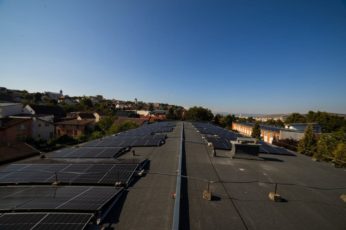 Cluj: UBB pune panouri fotovoltaice de aproape 6,5 milioane de lei pe cămine și cantină la Campusul Hașdeu