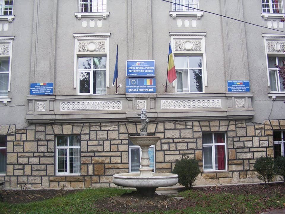 Cluj: un băiat refuzat la școala de surzi a ajuns la nevăzători, la 126 de ani de la înființare