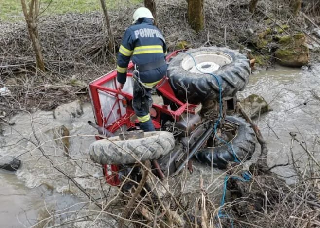 Cluj: un bărbat este în stare gravă, după ce s-a răsturnat cu tractorul, iar pompierii intervin de urgență