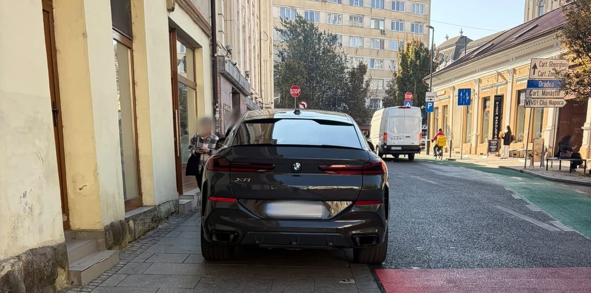 Cluj: un BMW a transformat un trotuar în loc de parcare. „Dacă legea zice nu, nu parca acolo