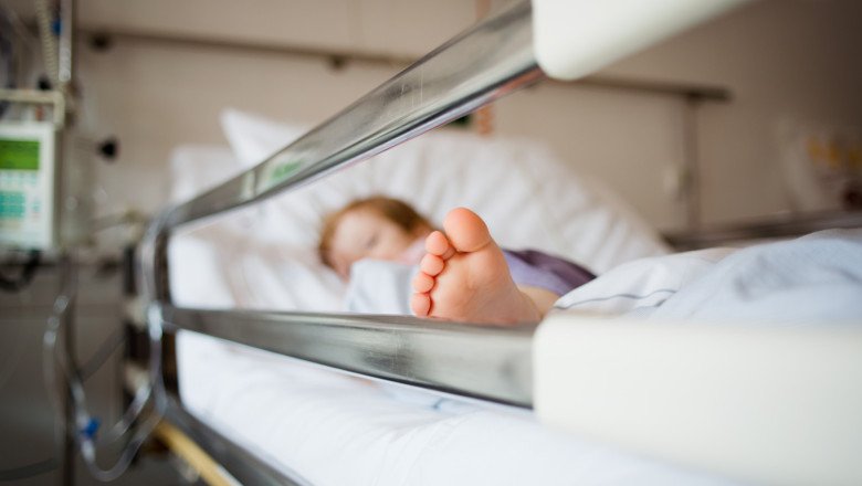 Cluj: un copil de 4 ani a căzut cu gâtul în țepii unui gard dintr-un parc și a ajuns la operație