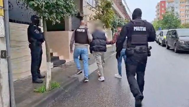 Cluj: zeci de kilograme de substanțe interzise și arme, găsite la patru bărbați