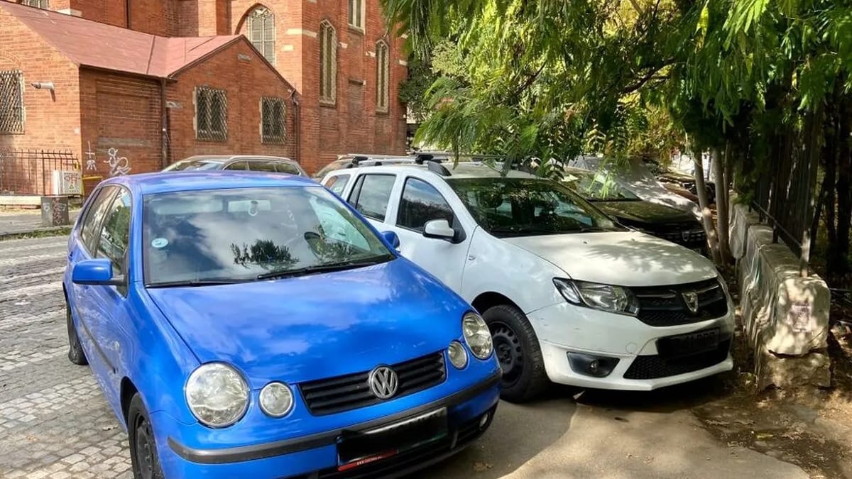 Clujul: pietonii ajung să circule pe carosabil din cauza mașinilor parcate pe trotuare