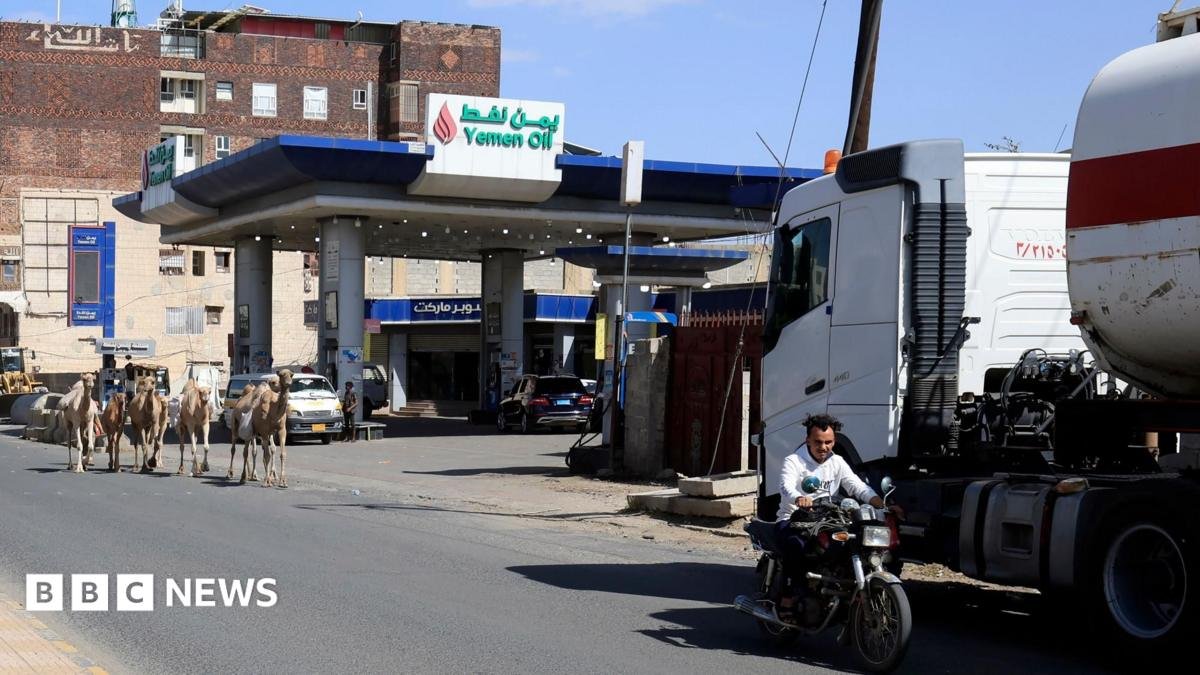 Coaliția condusă de Arabia Saudită lovește un depozit de combustibil lângă capitala Yemenului