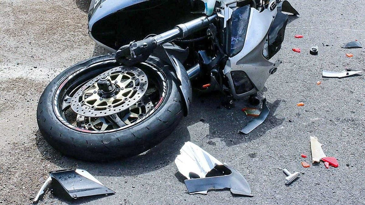 Codlea: tânăr de 23 de ani rănit grav după ce a lovit o mașină parcată cu motocicleta, fără permis
