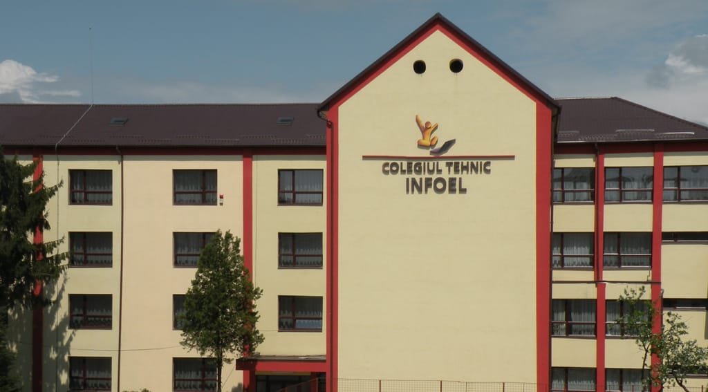 Colegiul Infoel: elev de 15 ani bătut trei zile, familia cere daune și acuză conducerea de mușamalizare