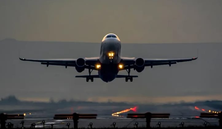 Compania aeriană care operează la Cluj-Napoca avertizează pasagerii: biletele de avion s-ar putea scumpi