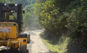 Comună din Cluj: drumul îngropat de pământ a izolat 15 case, iar circulația a fost reluată după stabilizare