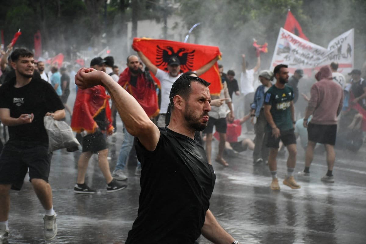 Confruntări violente la Tirana între protestatari și poliție, Edi Rama acuză „forțe străine” de escaladare