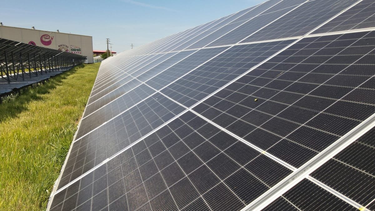 Consiliul Judeţean Prahova investeşte 42,6 milioane de lei într-un parc fotovoltaic pentru 20 de localităţi