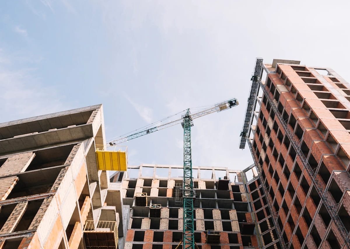 Construcțiile au crescut cu peste 40% în opt luni, locuințele conduc avansul sectorului