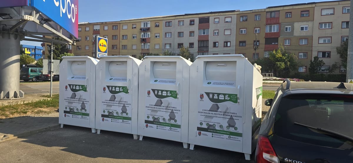 Containere pentru haine uzate, instalate de Transal Urbis în Caransebeș