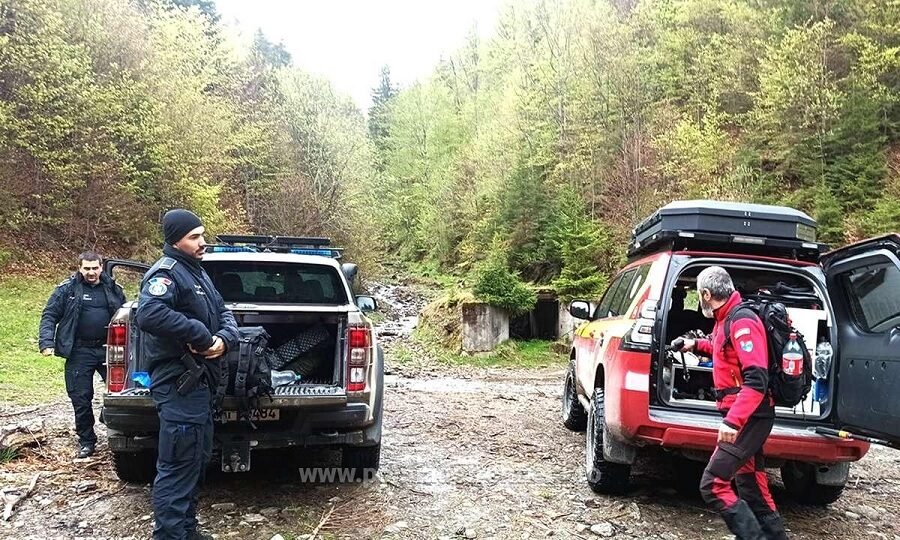 Cornereva: polițiștii și jandarmii caută în Munții Cernei un bărbat care a furat o armă de vânătoare