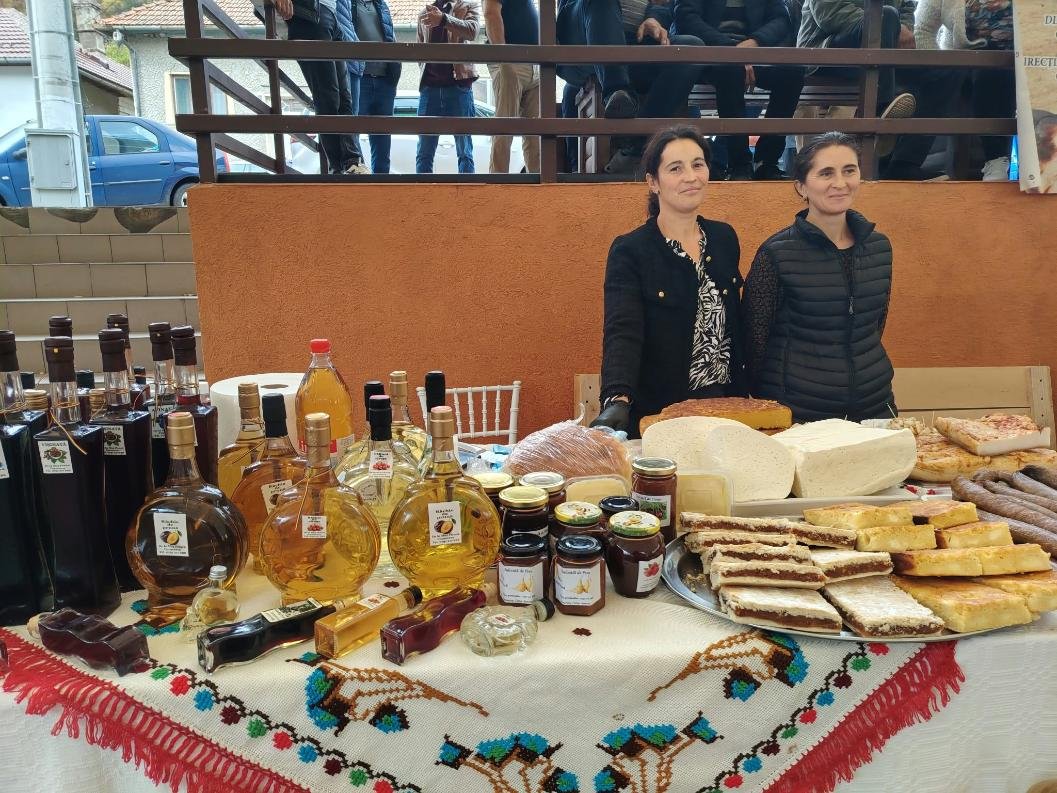 Cornereva: târgul de produse tradiționale a reunit producătorii locali, cu brânză, mălai și răchie