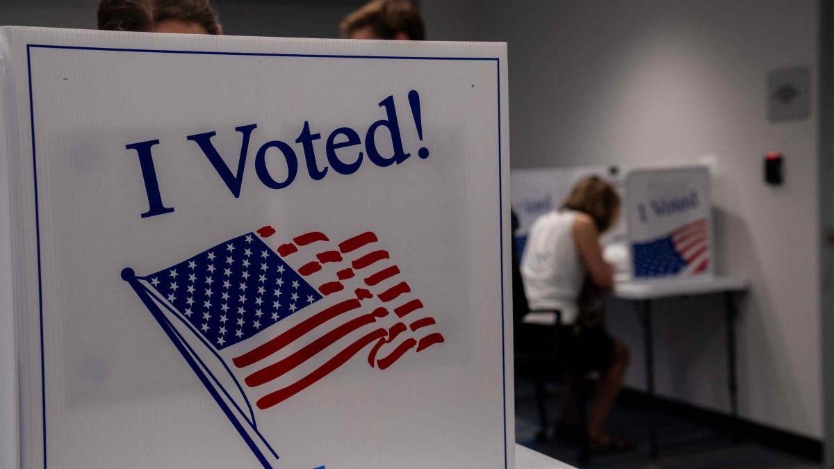 Cota de aprobare a lui Trump a scăzut la 37%, iar republicanii riscă să piardă Congresul luna viitoare