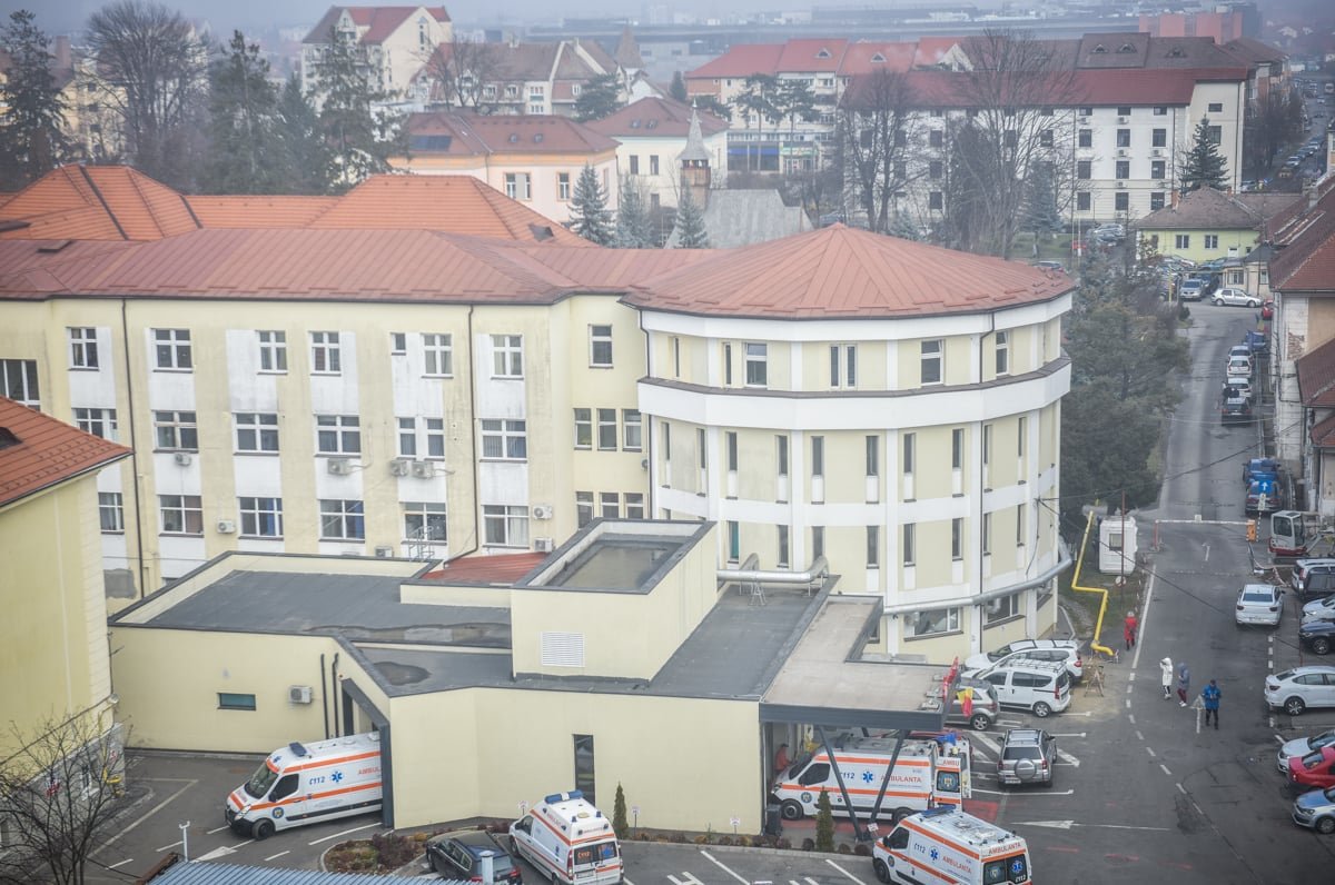 Coveș: bărbat de 75 de ani, imobilizat la pat, trimis acasă noaptea de la Urgențe cu branula în venă