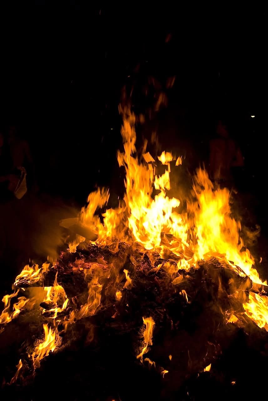 Crișeni: avertisment pentru cei care ard vegetația, a doua seară cu incendii în centrul localității