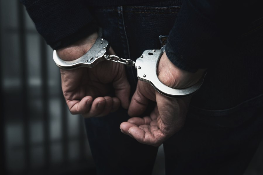 Cum se apără procurorul care a atacat polițiștii cu spray după ce a fost prins cu pistol în discotecă: „Mă apăram de maf