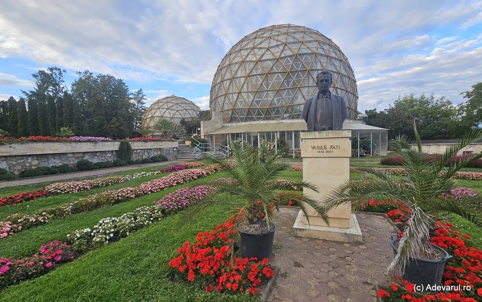 Cupolele uriașe dintr-un oraș transilvan ascund o lume exotică. Cum a transformat un profesor parcul unui conte într-un