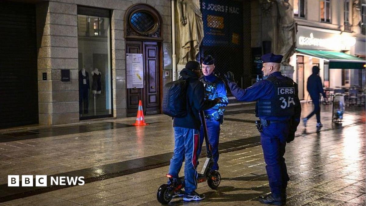Curfew impus în părți din centrul Parisului și din alte orașe după revolte în toată Franța