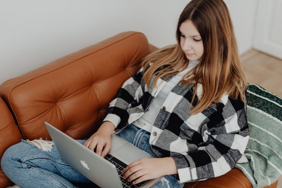 Cursuri dezvoltare personala online pentru adolescenti: 7 abilitati utile in viata reala