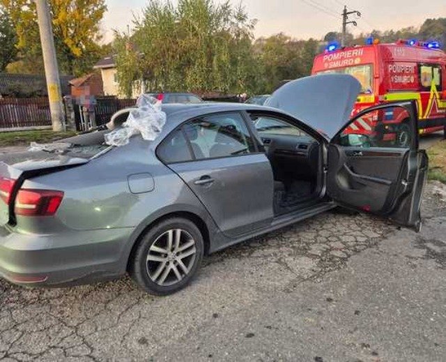 Curtea de Argeș: container cu deșeuri din plastic căzut pe o mașină, trei persoane duse la spital