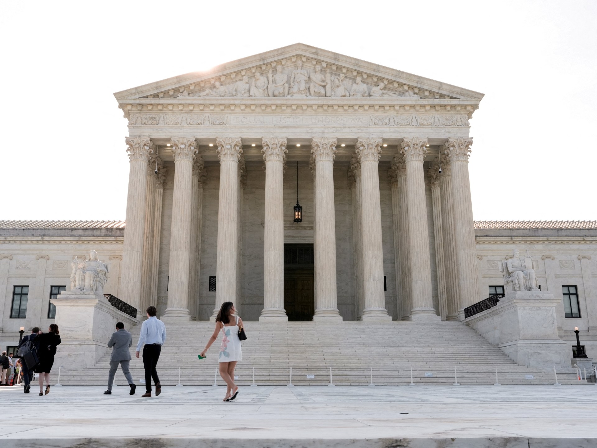 Curtea Supremă a SUA acceptă să judece politica de detenție a ICE promovată de Trump