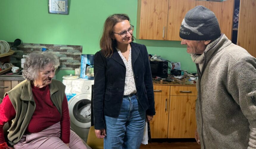 Dămăcușeni: Zahoránszki Brigitta a bătut la uși și a discutat cu oamenii, cu ocazia Zilelor Satului