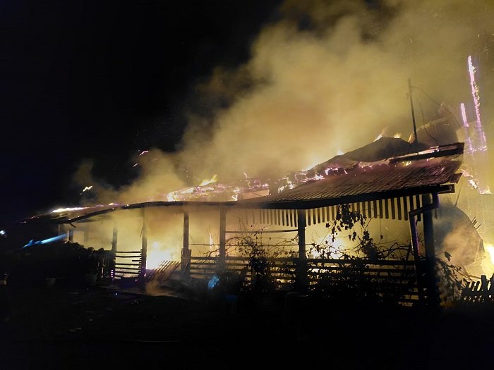 Dealu Negru: incendiu la o casă de locuit, pe circa 150 mp. Pompierii din Huedin intervin cu două autospeciale
