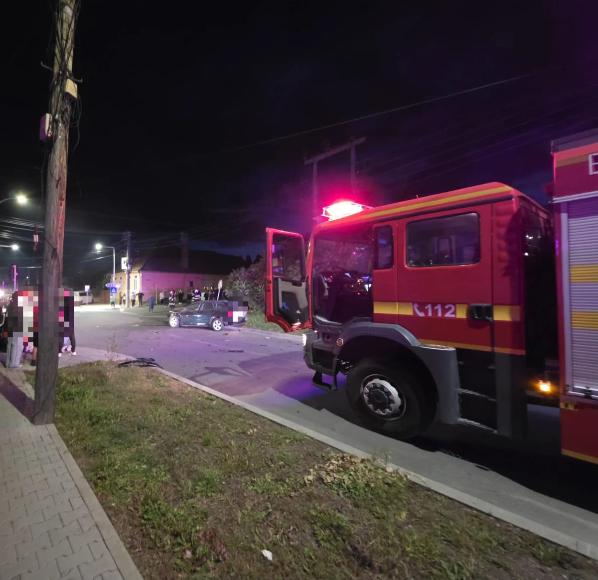 Deda: aproximativ 200 de metri pătrați din acoperișul unei case au ars după un probabil scurtcircuit