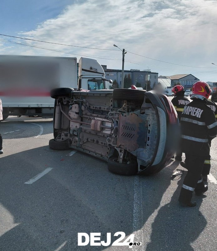 Dej: accident pe strada Vâlcele, cu două mașini implicate, una s-a răsturnat, fără victime încarcerate