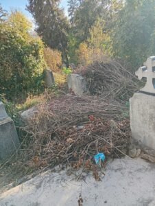 Dej: cimitirul de pe Dealul Mulatău, neîngrijit cu două săptămâni înainte de Luminație FOTO