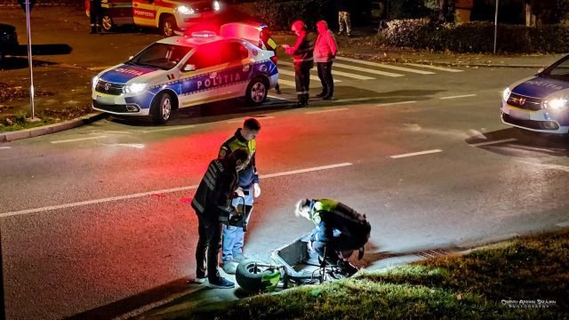 Dej: conducătorul unui motociclu electric, beat, rănit într-un accident rutier cu un autoturism