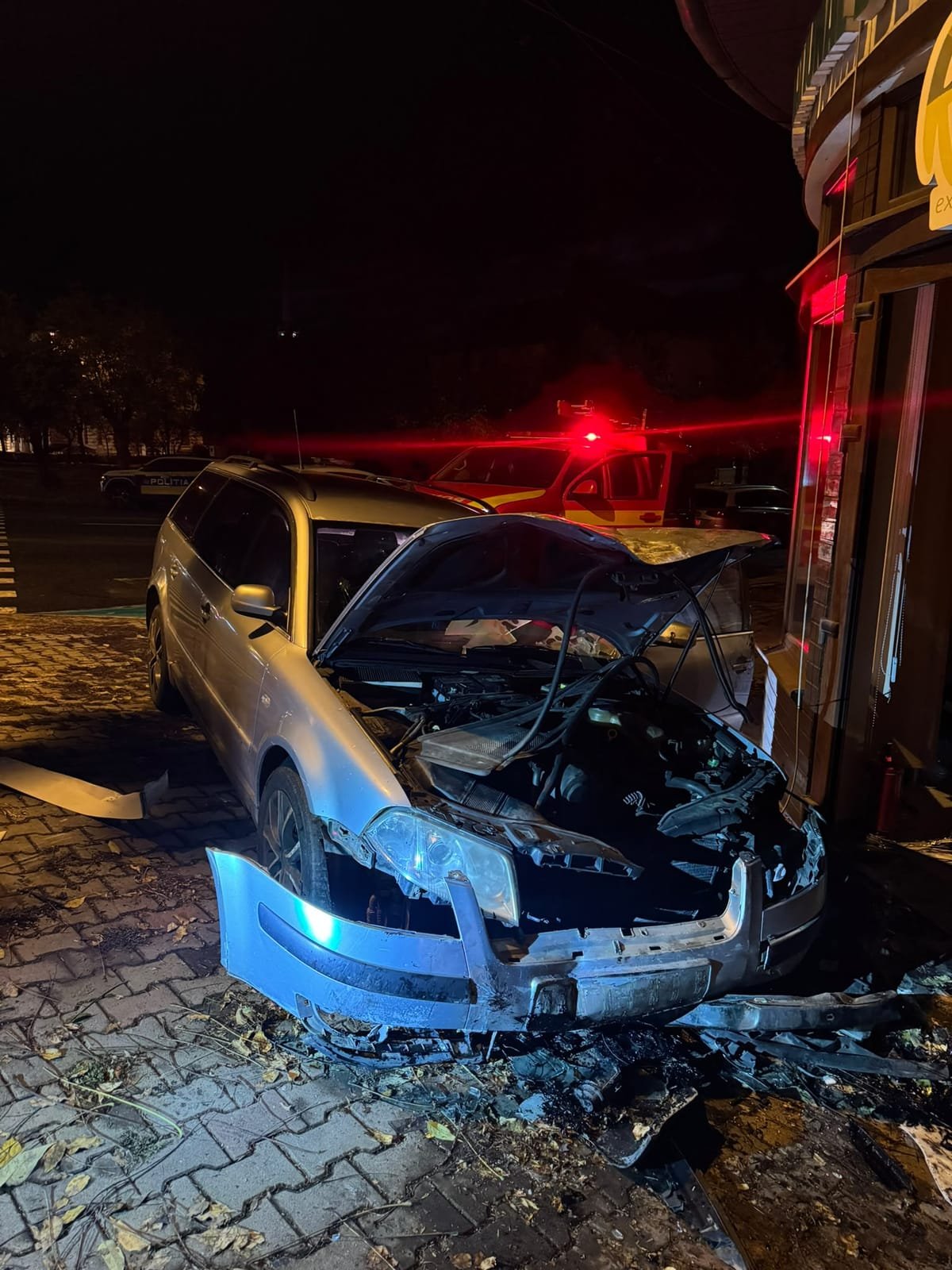 Dej: o mașină a intrat în clădirea Centrului Turistic și cei doi ocupanți au fugit de la fața locului