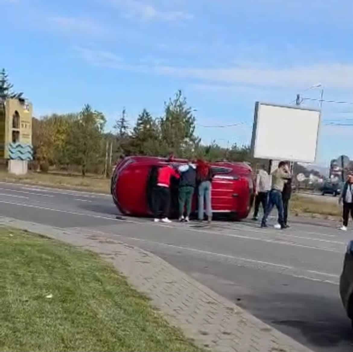 Dej: o mașină s-a răsturnat în zona OMV, iar martorii încearcă să scoată persoanele din ea