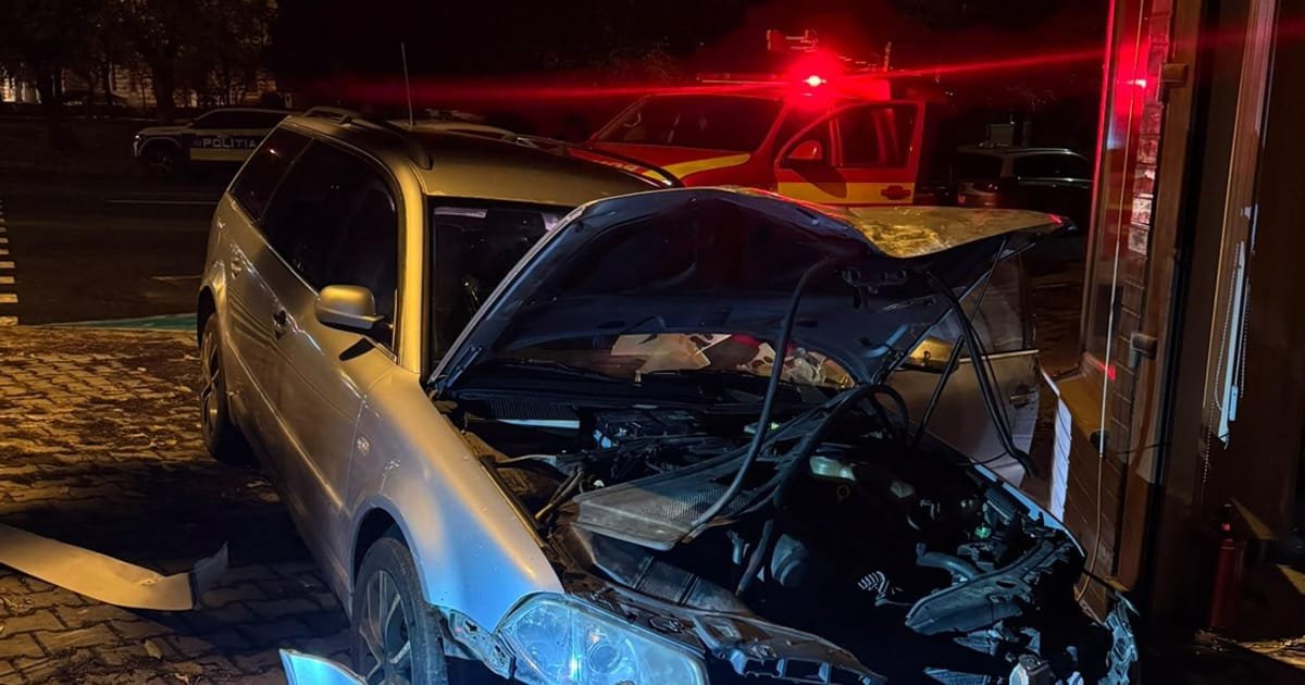 Dej: un autoturism a intrat în clădirea Centrului Turistic și a provocat pagube materiale