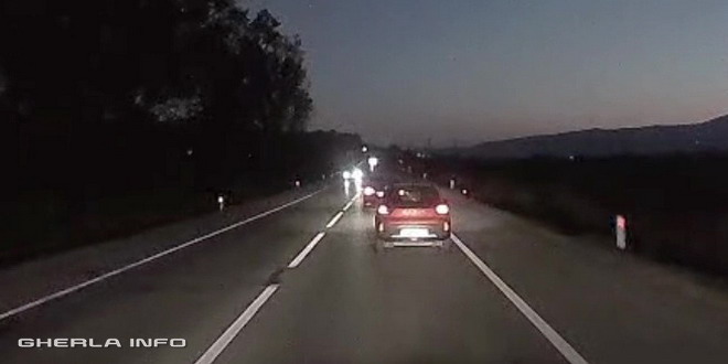 Depășire periculoasă, la Bunesti. Un șofer a fost nevoit să revină de urgență pe banda sa VIDEO