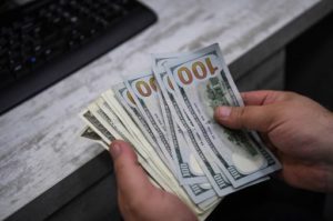 Depreciere puternică a leului în raport cu euro şi dolarul american