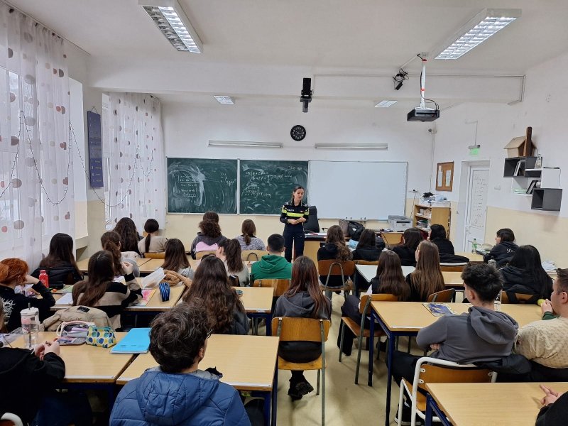 Deva: 160 de elevi de la Colegiul „Decebal”, avertizați despre pericolele traficului de persoane